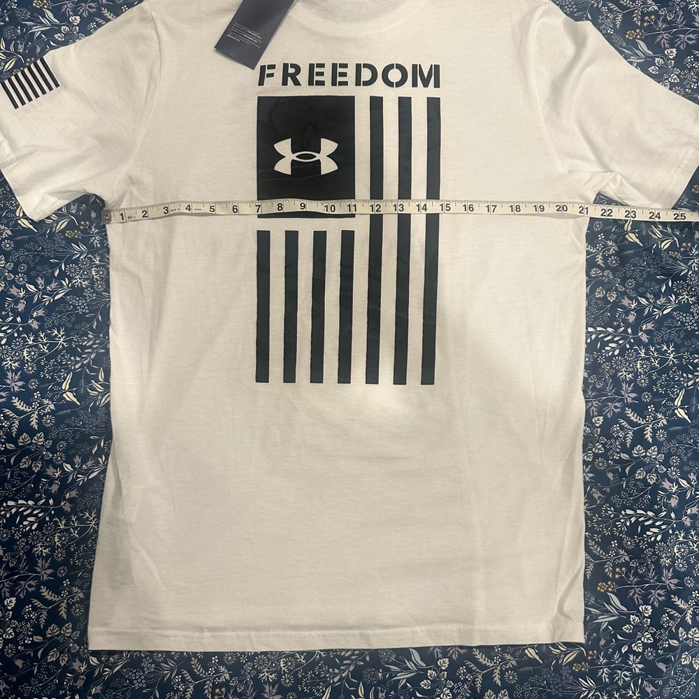 Under Armour White Short Sleeve Tee with Logo - Picture 3 of 3